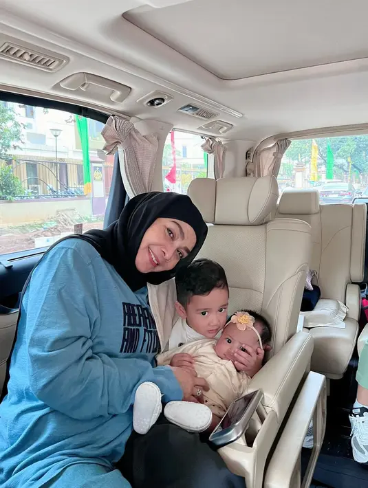 Potret gemas Mama Rieta bersama kedua cucunya, Rayyanza dan Baby Lily. Pesona awet muda semakin terlihat dari pilihan outfit-outfit kasualnya. [Foto: Instagram/rieta_amilia]