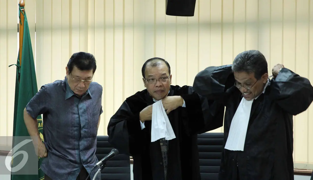 Willy Sebastian Liem (kiri) bersama kuasa hukumnya usai menjalani sidang di Pengadilan Tipikor Jakarta, Senin (29/6/2015). Agenda sidang tersebut guna mendengarkan keterangan saksi dari pihak Pertamina. (Liputan6.com/Helmi Afandi)
