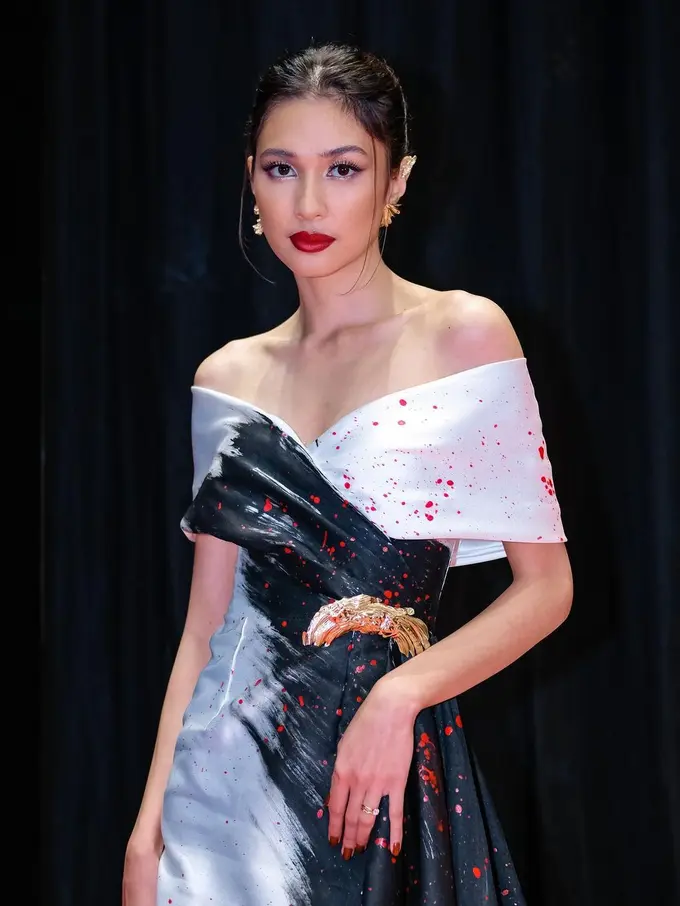 Potret Penampilan Mikha Tambayong di Gala Premiere Sewu Dino, Bikin Pangling