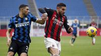 Bek AC Milan, Theo Hernandez (kanan) menguasai bola dibayangi bek Inter Milan, Achraf Hakimi dalam laga lanjutan Liga Italia 2020/21 pekan ke-23 di San Siro Stadium, Minggu (21/2/2021). AC Milan kalah 0-3 dari Inter Milan. (AP/Antonio Calanni)