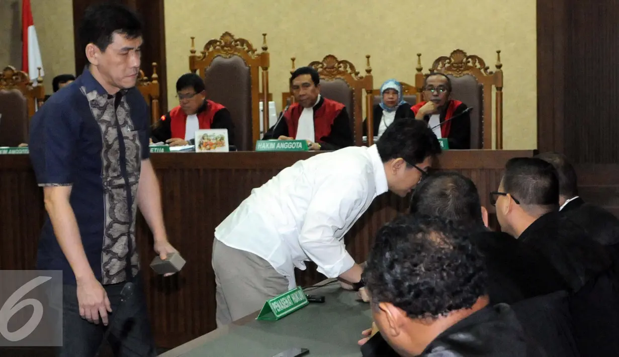 Ariesman (kiri) dinilai bersalah karena terbukti menyuap mantan anggota DPRD DKI Jakarta, M Sanusi sebesar Rp2 miliar untuk mempercepat pembahasan Raperda Reklamasi di Pengadilan Tipikor Jakarta, Kamis (1/9). (Liputan6.com/Helmi Afandi)