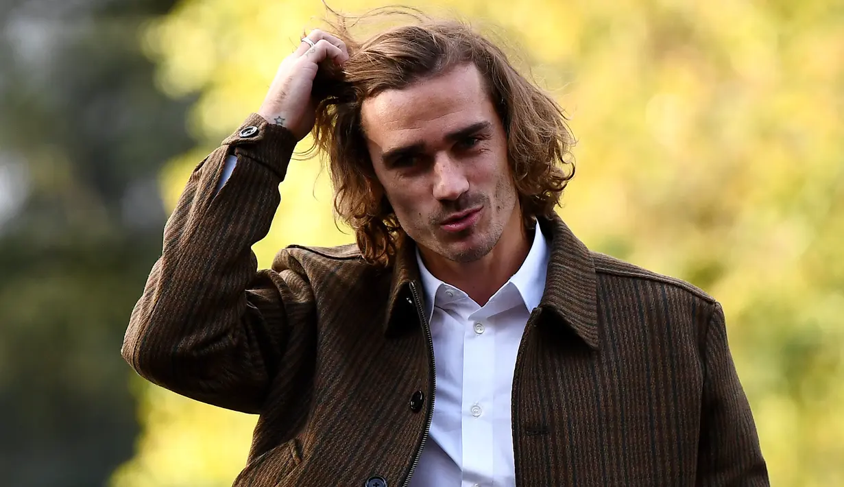 Penyerang Antoine Griezmann merapikan rambutnya saat tiba di tempat pelatihan tim nasional Prancis Prancis di Clairefontaine en Yvelines (11/11/2019). Prancis akan bertanding melawan Moladavia dan Albania pada kualifikasi Piala Eropa 2020. (AFP Photo/Franck Fife)