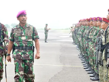 Citizen6, Surabaya: Prosesi penyematan brevet dipimpin Wadan Kobangdikal Brigjen TNI Marinir P. Verry Kunto. G. di lapangan Hangar Skuadron 400 Lanudal Juanda Surabaya, Jumat, (20/1). (Pengirim: Penkobangdikal)