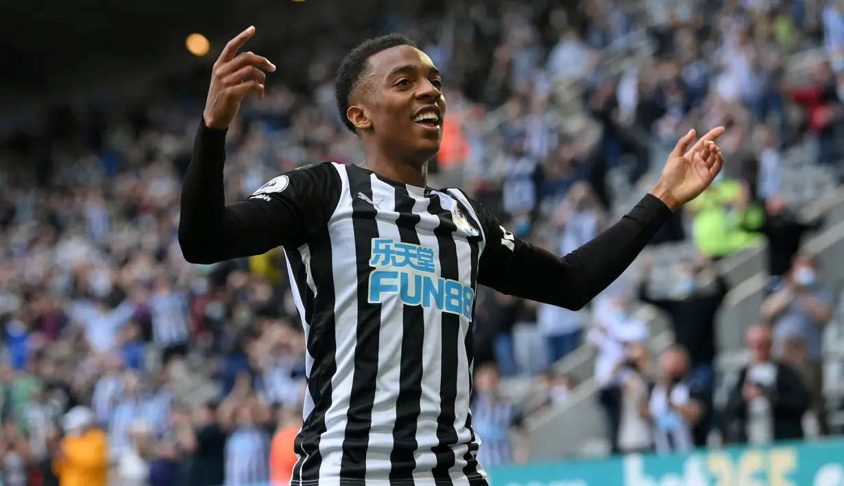 Joe Willock. Gelandang Inggris berusia 22 tahun yang merupakan produk asli Akademi Arsenal ini dipromosikan dari tim remaja ke tim U-18 pada awal musim 2015/2016. Pada awal musim 2019/2020 ia dipromosikan dari tim U-23 ke tim senior Arsenal dan hingga pertengahan musim 2020/2021 ia total bermain dalam 78 laga di semua ajang dengan torehan 11 gol dan 4 assist. Pada Februari 2021 Arsenal meminjamkannya ke Newcastle United dan akhirnya dipermanenkan pada awal musim 2021/2022 dengan mahar 29,4 juta euro. (AFP/Pool/Stu Forster)