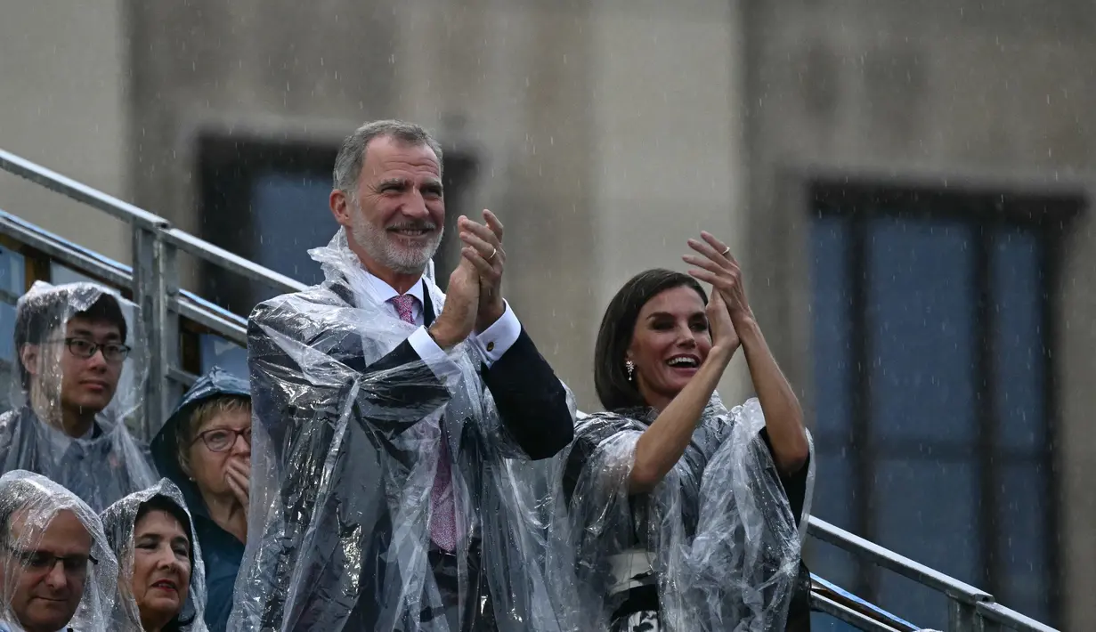 Raja Felipe VI dari Spanyol dan istrinya Ratu Letizia bertepuk tangan saat menghadiri upacara pembukaan Olimpiade Paris 2024, Kamis (26/7/2024). (Loic VENANCE / POOL / AFP)