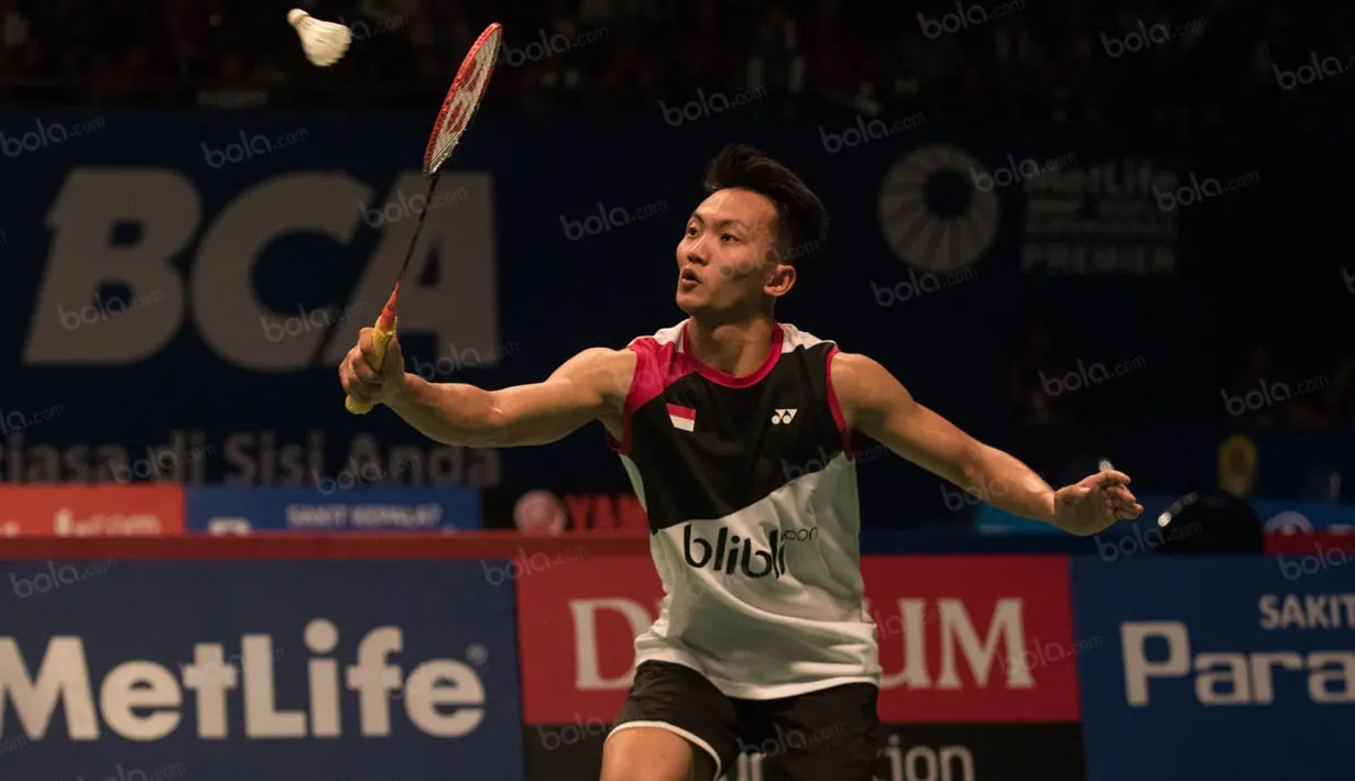 Pada babak perempat final, Ihsan Maulana Mustofa, mampu menaklukan tunggal putra Inggris, Rajiv Ouseph dengan angka 17-21, 21-12 dan 21-12. (Bola.com/Vitalis Yogi Trisna)