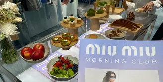 Koleksi Miu Miu Fall/Winter 2024 karya Miuccia Prada telah hadir. Mengambil inspirasi dari rentang dan lingkup kehidupan manusia, jenis pakaiannya yang berubah-ubah mencerminkan perkembangan karakter, baik yang personal maupun universal. Kedatangan Miu Miu Fall/Winter 2024 disuguhkan dengan cara unik dan sesi Miu Miu's Morning Club. [Foto dok: Fimela.com]