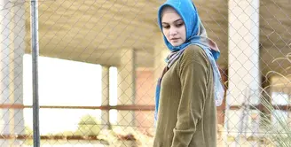Tampilan berhijab Zee Zee Shahab belakangan ramai dibicarakan lantaran gayanya yang simple dan bisa dipakai di berbagai kesempatan. Baik itu ke kampus, kantor atau tempat pesta pun gaya berhijab Zee Zee ini patut dicoba. (Instagram/zeezeeshahab)