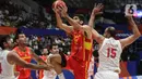 Pemain timnas basket Spanyol, Santiago Aldama (tengah) berebut bola dengan pemain Iran, Hamed EHaddadi (kanan) pada penyisihan Grup G FIBA World Cup 2023 di Indonesia Arena, Gelora Bung Karno, Jakarta, Rabu (30/8/2023). (Liputan6.com/Helmi Fithriansyah)