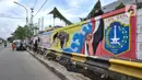 Petugas Penanganan Prasaranan dan Sarana Umum (PPSU) menyelesaikan pembuatan mural di Jalan RE Martadinata, Tanjung Priok, Jakarta Utara, Selasa (24/5/2022). Pembuatan mural di sepanjang Jalan RE Martadinata yang dilakukan oleh petugas PPSU dari 19 kelurahan di Jakarta Utara tersebut dalam rangka menyambut balapan Formula E dan HUT ke-495 Kota Jakarta. (merdeka.com/Iqbal S Nugroho)