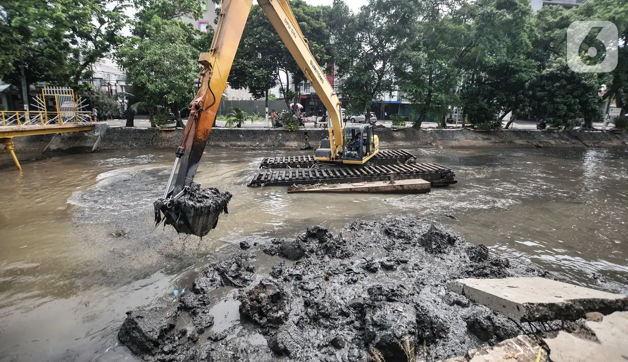 Alat berat dioperasikan saat pengerukan lumpur di Kali Pasar Baru, Jakarta, Minggu (23/5/2021). Pengerukan lumpur Kali Pasar Baru yang merupakan aliran Kali Ciliwung itu guna mencegah pendangkalan serta mengantisipasi banjir di musim penghujan. (merdeka.com/Iqbal S Nugroho)