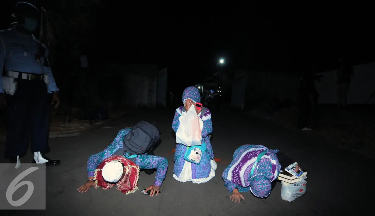 Beberapa jamaah haji Indonesia dari kloter I DKI Jakarta melakukan sujud syukur saat tiba di Bandara Halim Perdanakusuma Jakarta, Selasa (29/9/2015). Sebanyak 440 jamaah dengan tiba sekitar pukul 18.30 WIB. (Liputan6.com/Helmi Fithriansyah)