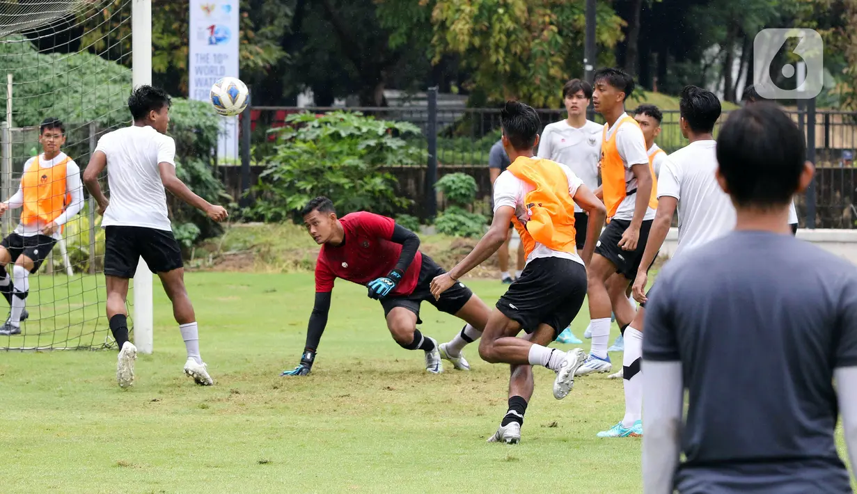 Para pemain Timnas Indonesia U-20 berlatih di Lapangan A Senayan, Jakarta, Rabu (15/2/2023). Timnas Indonesia U-20 menjalani pemusatan latihan jelang kejuaraan Piala Asia U-20 2023 dan akan mengikuti mini tournament yang digelar oleh PSSI. (Liputan6.com/Herman Zakharia)
