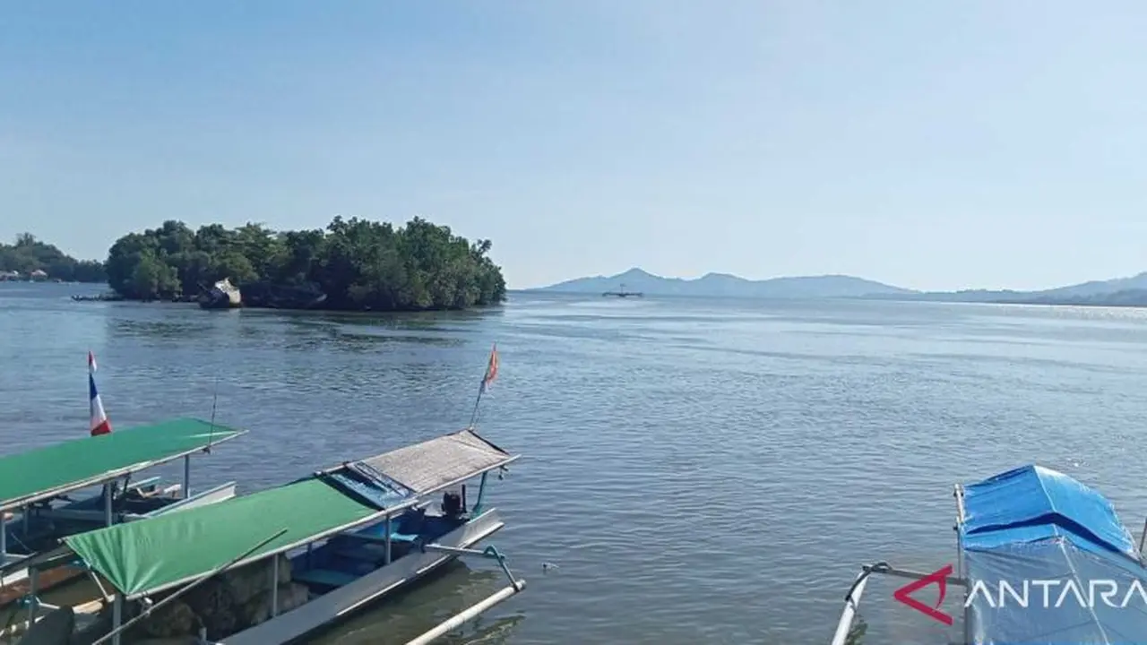 Suasana perairan di pesisir Gorontalo Utara pascagempa M 7,7 di Sangihe Sulut