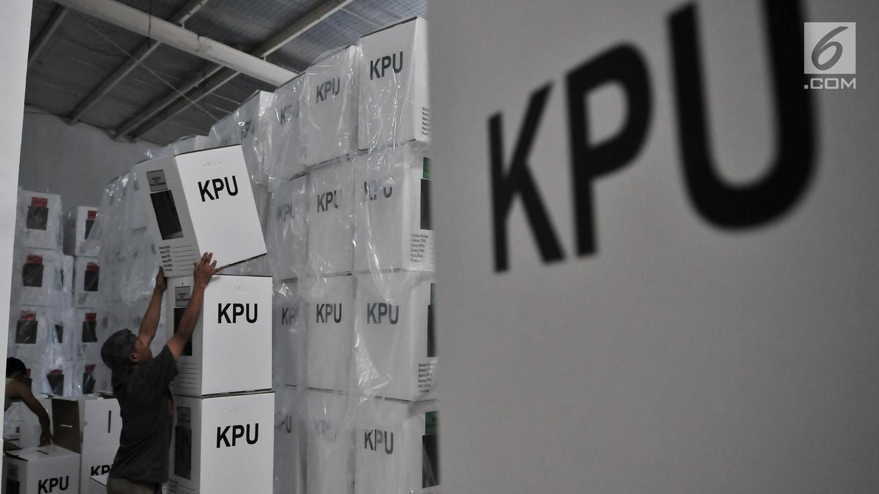 Perakitan Kotak Suara di Gudang KPUD Bekasi
