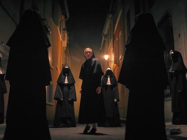 The Nun 2 berlatar tempat di Prancis tahun 1956. Dimulai dari pembunuhan seorang pendeta yang kemudian menyebarkan teror. Suster irene sekali lagi akan berhadapan langsung dengan kekuatan jahat biarawati iblis, Valak. (Warner Bros. Pictures via AP)