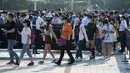 Warga antre untuk memasuki taman hiburan Universal Studios Beijing saat uji coba khusus undangan di Beijing, China, Rabu (1/9/2021). Universal Studios Beijing akan dibuka untuk umum pada 20 September 2021. (Noel Celis/AFP)