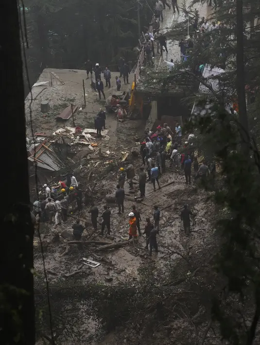 Tahun lalu, banjir bandang menewaskan hampir 200 orang dan menghanyutkan rumah di Uttarakhand. (AP Photo/Pradeep Kumar)