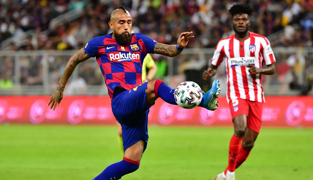 Gelandang Barcelona, Arturo Vidal mengontrol bola saat bertanding melawan Atletico Madrid pada pertandingan semifinal Piala Super Spanyol di King Abdullah Sport City di kota pelabuhan Arab Saudi, Jeddah pada 9 Januari 2020. (AFP/Giuseppe Cacace)
