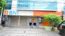 Petugas menutup "rolling door" kantor BNI yang berada di Jalan Sabang, Jakarta pada Rabu (22/5/2019). Pemilik toko dan pengelola kantor di kawasan tersebut menutup toko dan kantor mereka imbas aksi 22 Mei 2019 yang berakhir rusuh di beberapa titik lokasi. (Liputan6.com/Aangga Yuniar)