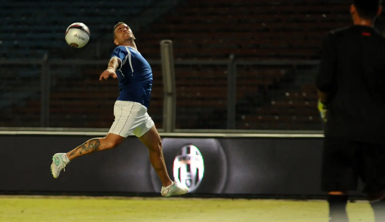 Pemain depan Arema Cronus, Cristian Gonzales, mencoba menahan bola saat berlatih di Stadion GBK Jakarta, (5/8/2014). (Liputan6/Helmi Fithriansyah)