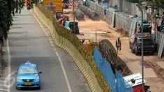 Taksi melintas di samping proyek pembangunan jalur Mass Rapid Transit (MRT) di kawasan Fatmawati, Jakarta, Rabu (6/4). Pengoperasian MRT diprediksi akan molor dari jadwal yang ditargetkan akibat terkendala pembebasan lahan. (Liputan6.com/Helmi Affandi)