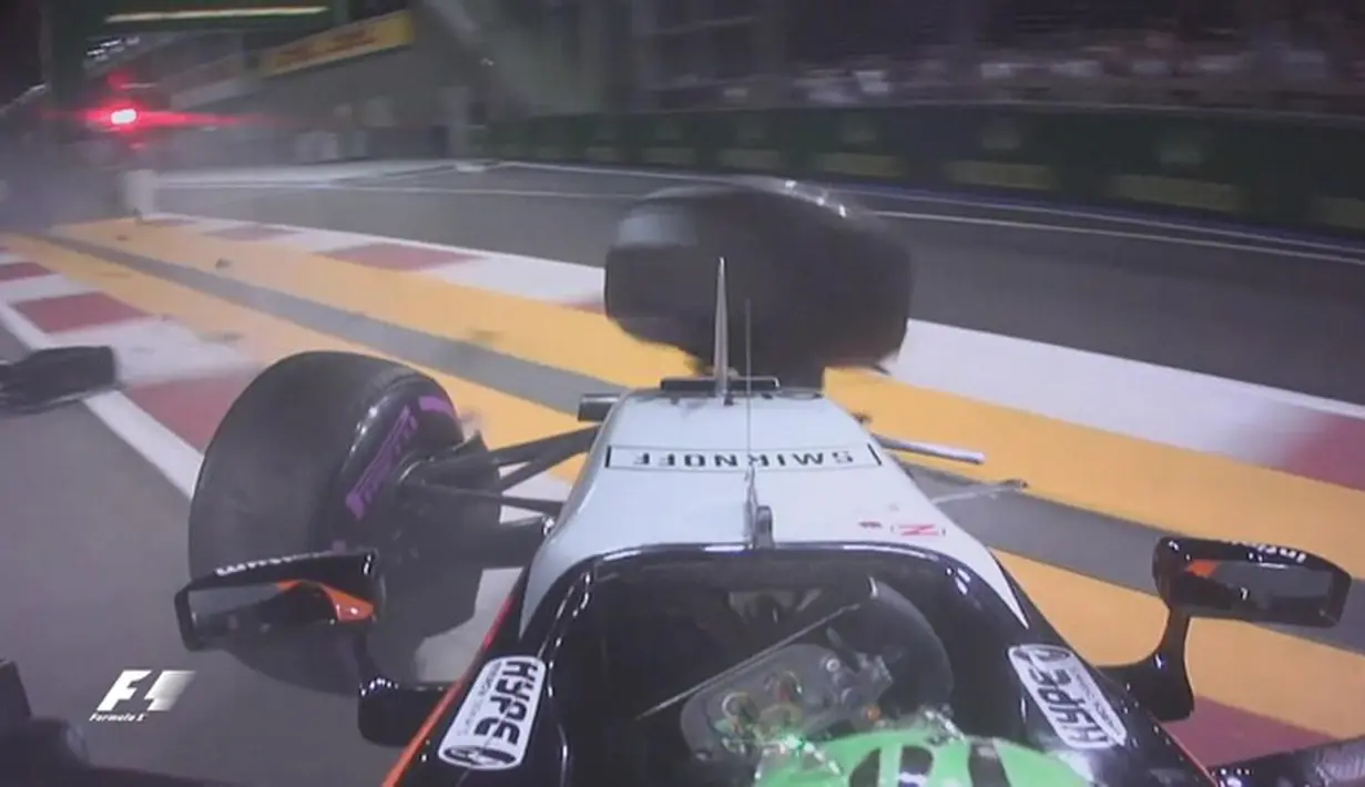 Pebalap Force India, Nico Hulkenberg, terlibat tabrakan sesaat setelah start F1 GP Singapura, Minggu (18/9/2016). (Bola.com/Twitter/F1)