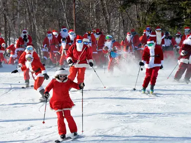 Para pemain ski berpakaian seperti Sinterklas meluncur selama berpartisipasi dalam acara tahunan Santa Sunday di Sunday River Resort yang terletak di Kota Newry, Amerika Serikat, Minggu (8/12/2019). Santa Sunday merupakan acara amal tahunan untuk River Fund Charity. (Joseph Prezioso / AFP)