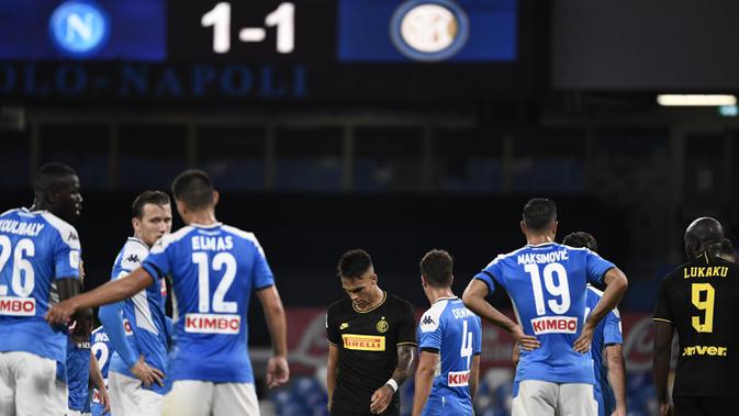 Reaksi pemain Inter Milan Lautaro Martinez (tengah) saat menghadapi Napoli pada leg kedua semifinal Coppa Italia di San Paolo Stadium, Naples, Italia, Sabtu (13/6/2020). Pertandingan berakhir 1-1, Napoli olos ke final Coppa Italia dengan agregat 2-1. (Filippo MONTEFORTE/AFP)