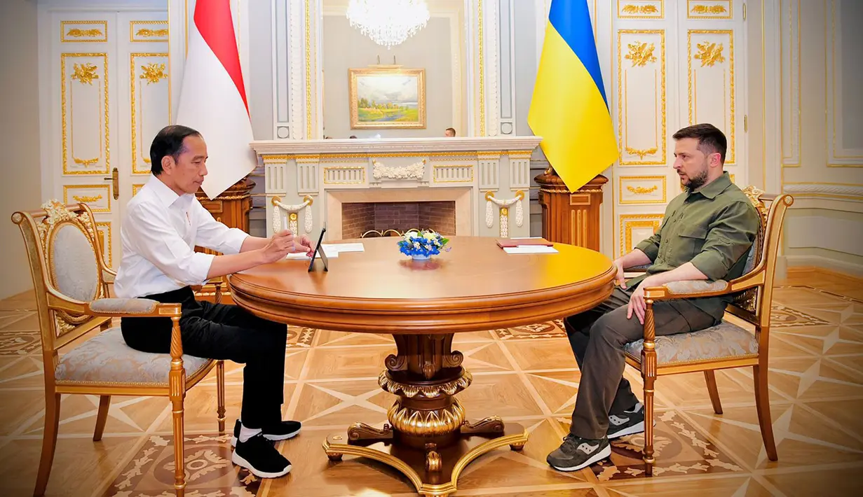 Presiden Joko Widodo atau Jokowi (kiri) berbicara dengan Presiden Ukraina Volodymyr Zelenskyy (kanan) saat bertemu di Istana Maryinsky, Kiev, Ukraina, Rabu (29/6/2022). Setelah penyambutan, kedua pemimpin negara tersebut masuk ke dalam Istana Maryinsky untuk melakukan sesi foto bersama dan dilanjutkan pertemuan tatap muka. (Foto: Biro Pers Sekretariat Presiden)