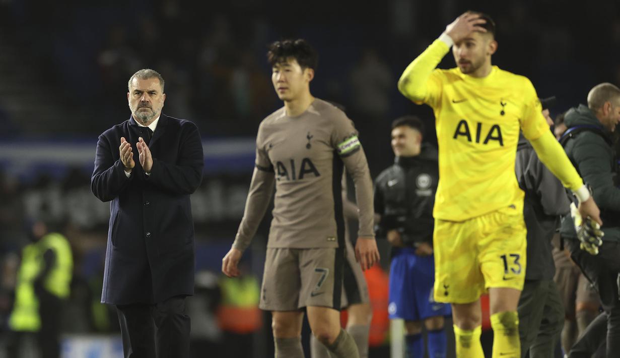 Pelatih Tottenham Hotspur, Ange Postecoglou memberikan tepuk tangan setelah laga lanjutan Liga Inggris 2023/2024 melawan Brighton di American Express Community Stadium, Brighton, Inggris, Jumat (29/12/2023) dini hari WIB. (AP Photo/Ian Walton)
