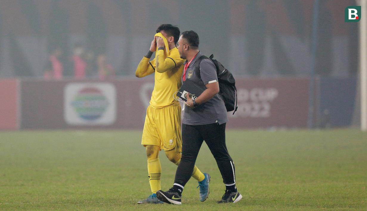 Penjaga gawang Timnas Indonesia, Cahya Supriadi yang baru kebobolan dua gol sepanjang babak penyisihan Grup A Piala AFF U-19 pun tak luput dari rasa kecewa dan sedih. (Bola.com/M Iqbal Ichsan)