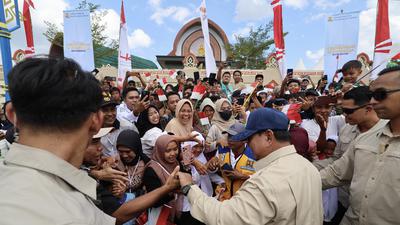 Momen Meriah Warga Lombok Sambut Prabowo di Bendungan Meninting