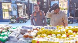 Presiden Prabowo Subianto (kanan) bersama Kapolri Jenderal Listyo Sigit Prabowo melakukan pengecekan sebelum memusnahkan barang bukti narkoba sitaan Kepolisian Republik Indonesia, di Lapangan Bhayangkara, Mabes Polri, Rabu (29/10/2025). Kepala Kepolisian Republik Indonesia (Kapolri) Jenderal Listyo Sigit Prabowo menjelaskan selama periode Oktober 2024 sampai Oktober 2025, Polri mengungkap 49.306 kasus narkoba yang melibatkan 65.572 tersangka. (merdeka.com/Arie Basuki)