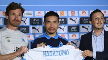 Bek baru Marseille, Yuto Nagatomo (tengah) berpose dengan Pelatih Andre Villas-Boas dan wakil manajer umum Pablo Longoria (kanan) saat konferensi pers di Marseille (2/9/2020). Mantan pemain Inter Milan ini resmi direkrut Marseille dengan  status free transfer dari Galatasaray. (AFP/Christophe Simon)