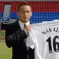 Hidetoshi Nakata saat diperkenalkan sebagai pemain Bolton Wanders pada 2005 lalu (AFP/Paul Barker)