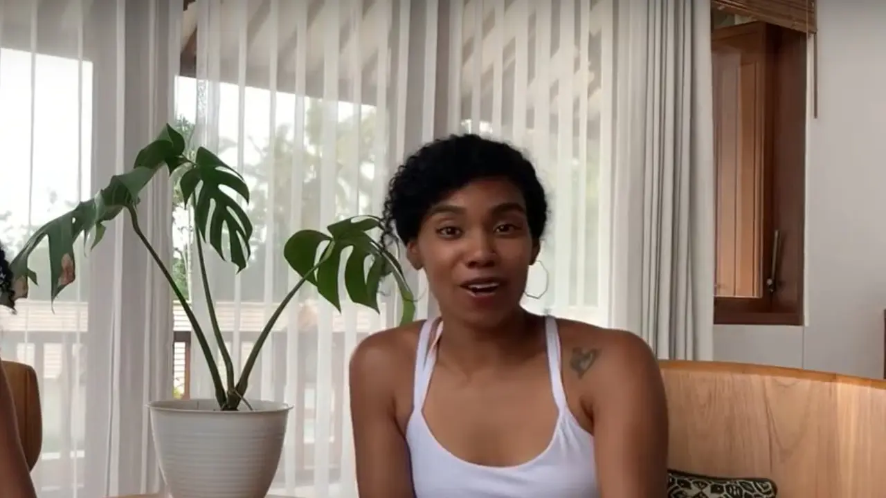 Kristen Gray di video YouTube sebelum akhirnya diprivat. Wanita itu dideportasi dari Bali.