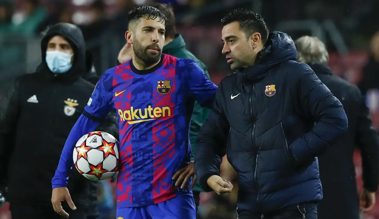 Barcelona memulai pertandingan dengan cukup meyakinkan. Skuat asuhan Xavi Hernandez konsisten membangun serangan ke lini pertahanan Benfica. Namun, usaha tuan rumah belum membuahkan hasil. (AP/Joan Monfort)