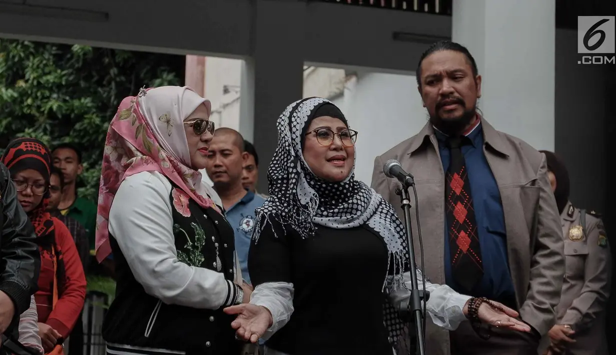 Elvy Sukaesih memberikan keterangan kepada awak media usai menjalani pemeriksaan di Polda Metro Jaya, Jakarta, Senin (26/2). Elvy datang dengan didampingi kuasa hukum Dhawiya, Zecky Alatas, dan putrinya Fitria Sukaesih. (Liputan6.com/Faizal Fanani)