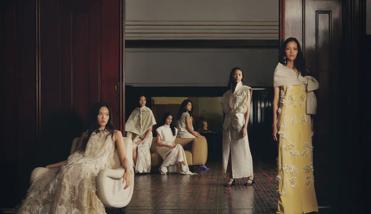 Sebuah kejutan datang dari SAPTO DJOJOKARTIKO Fall Winter 2024. Dalam penjelasaanya, Koleksi ini merepresentasikan esensi roda kehidupan yang terus bergulir, sebuah perjalanan reflektif dirinya melalui penjelajahan kreasi yang terus menerus berkembang. [ Foto dok: SAPTO DJOJOKARTIKO ]