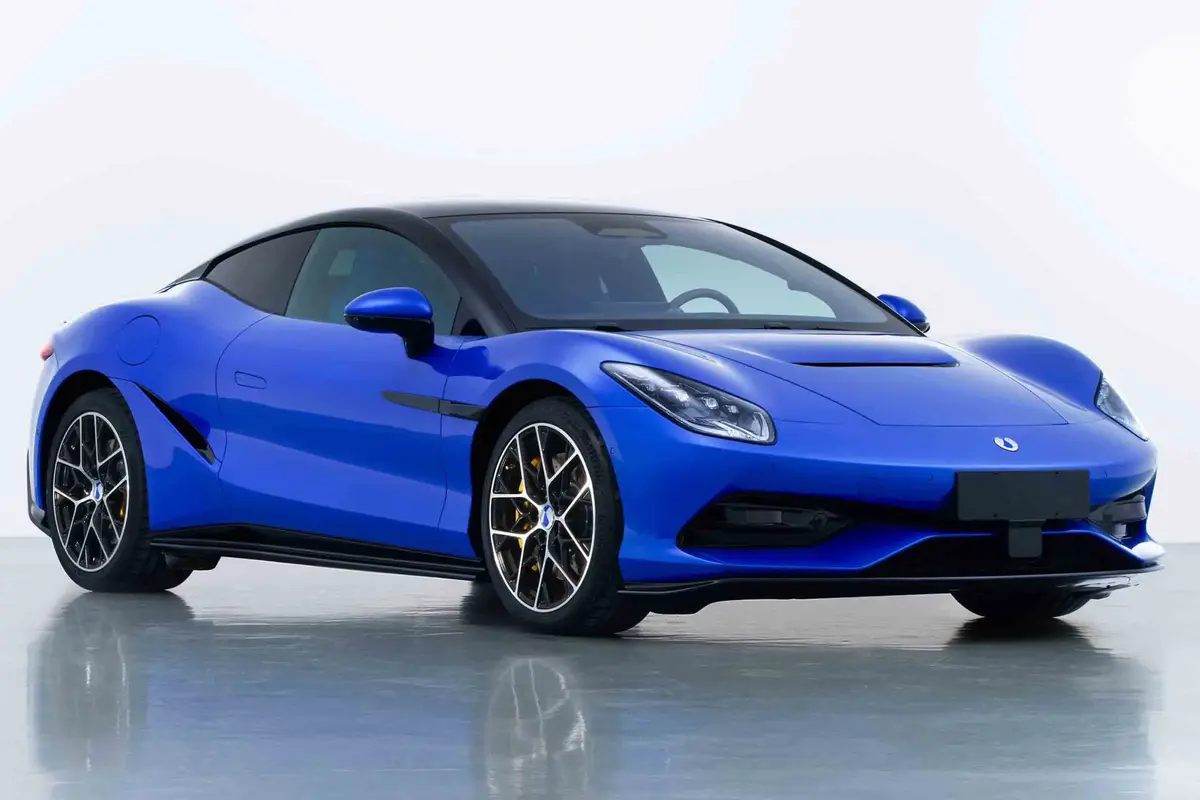 Denza Z pada varian hard-top.