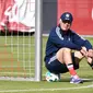 Pelatih Bayern Munchen, Carlo Ancelotti, tampak duduk santai saat memimpin latihan perdana di Munchen, Rabu (12/7/2017). (EPA/Lukas Barth)