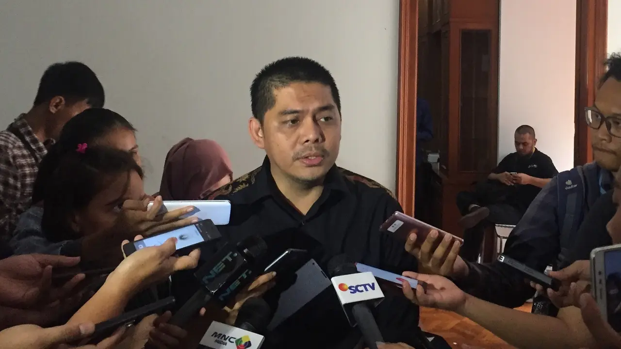 Tim Komunikasi Anies-Sandi, Naufal Firman, memberi keterangan kepada pers. (Liputan6.com/Muhammad Radityo Priyasmoro)