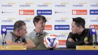 Pelatih Timnas Indonesia U-23 Gerald Vanenburg (kiri) berbincang dengan Mohd Nafuzi Bin Muhammad Zain (Malaysia) saat menghadiri sesi keterangan resmi jelang laga ASEAN U23 Championship 2025 di Stadion Utama Gelora Bung Karno, Jakarta pada Senin (14/7/2025). (Bola.com/Abdul Aziz)