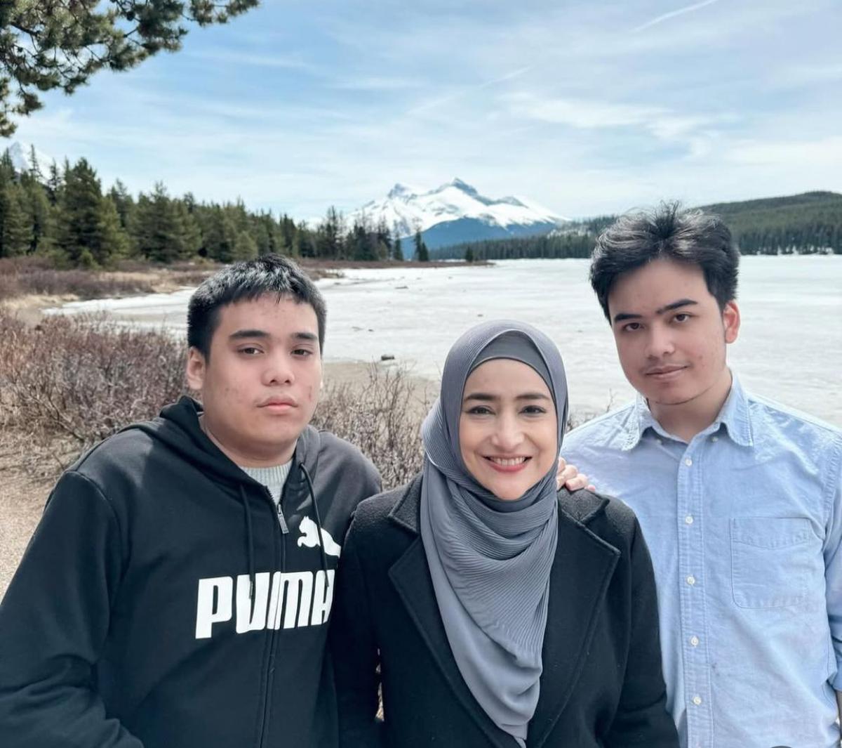 7 Potret Omar dan Keanu Anak Kembar Cindy Fatikasari di Usia 21, Wajah Tampan Mereka Bikin Netizen Terpesona