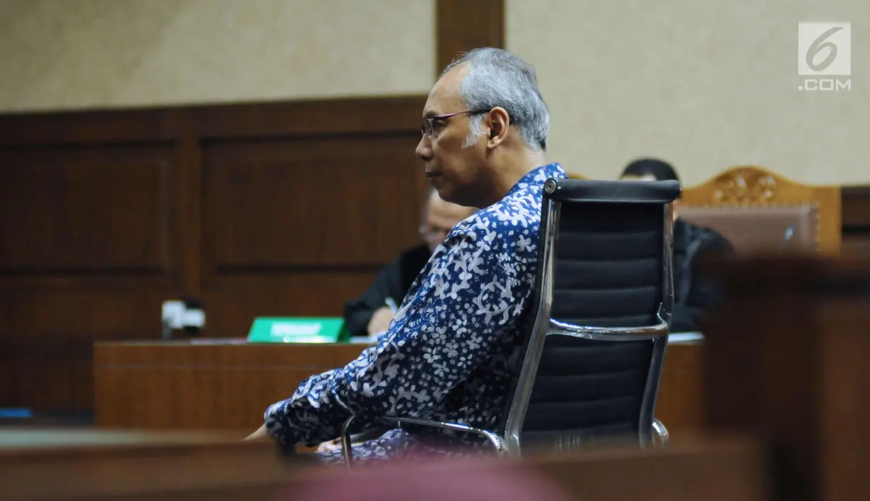 Dokter RS Permata Hijau, Bimanesh Sutarjo mengikuti sidang perdana di Pengadilan Tipikor, Jakarta, Kamis (8/3). Dalam dakwaan, Bimanesh diduga sengaja merintangi penyidikan tersangka kasus korupsi e-KTP, Setya Novanto. (Liputan6.com/Helmi Fithriansyah)