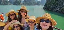 Bersama teman-teman perempuannya, Luna Maya melakukan traveling ke Vietnam. Mereka pun kompak mengenakan topi rotan coklatnya. [@lunamaya]