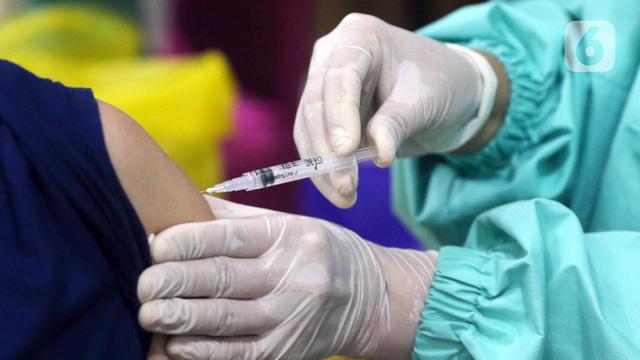 FOTO: Antusiasme Warga Ikuti Vaksinasi COVID-19