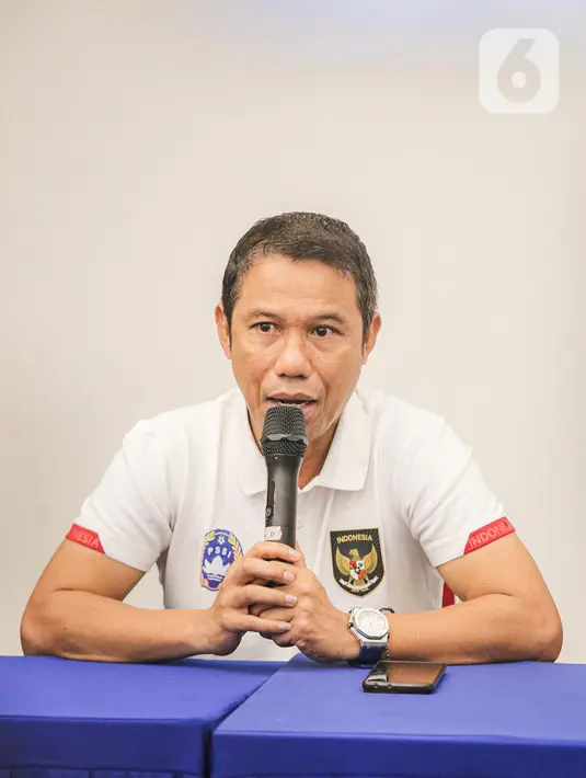 Sekretaris Jenderal PSSI Yunus Nusi menyampaikan keterangan pers terkait tragedi kerusuhan Stadion Kanjuruhan Malang di Stadion Madya, Jakarta, Minggu (2/10/2022). Yunus memastikan panitia pertandingan akan mendapat sanksi keras jika kerusuhan itu terbukti di dalam lapangan. (Liputan6.com/Faizal Fanani)