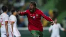 Renato Sanches. Gelandang muda berusia 23 tahun ini merupakan salah satu sosok kunci di balik kesuksesan Lille menjadi jawara Ligue 1 musim ini. Ia juga mempunyai pengalaman saat membawa Portugal Juara Euro 2016 lalu. Kariernya sempat redup usai diboyong Bayern Munchen. (AFP/Carlos Costa)